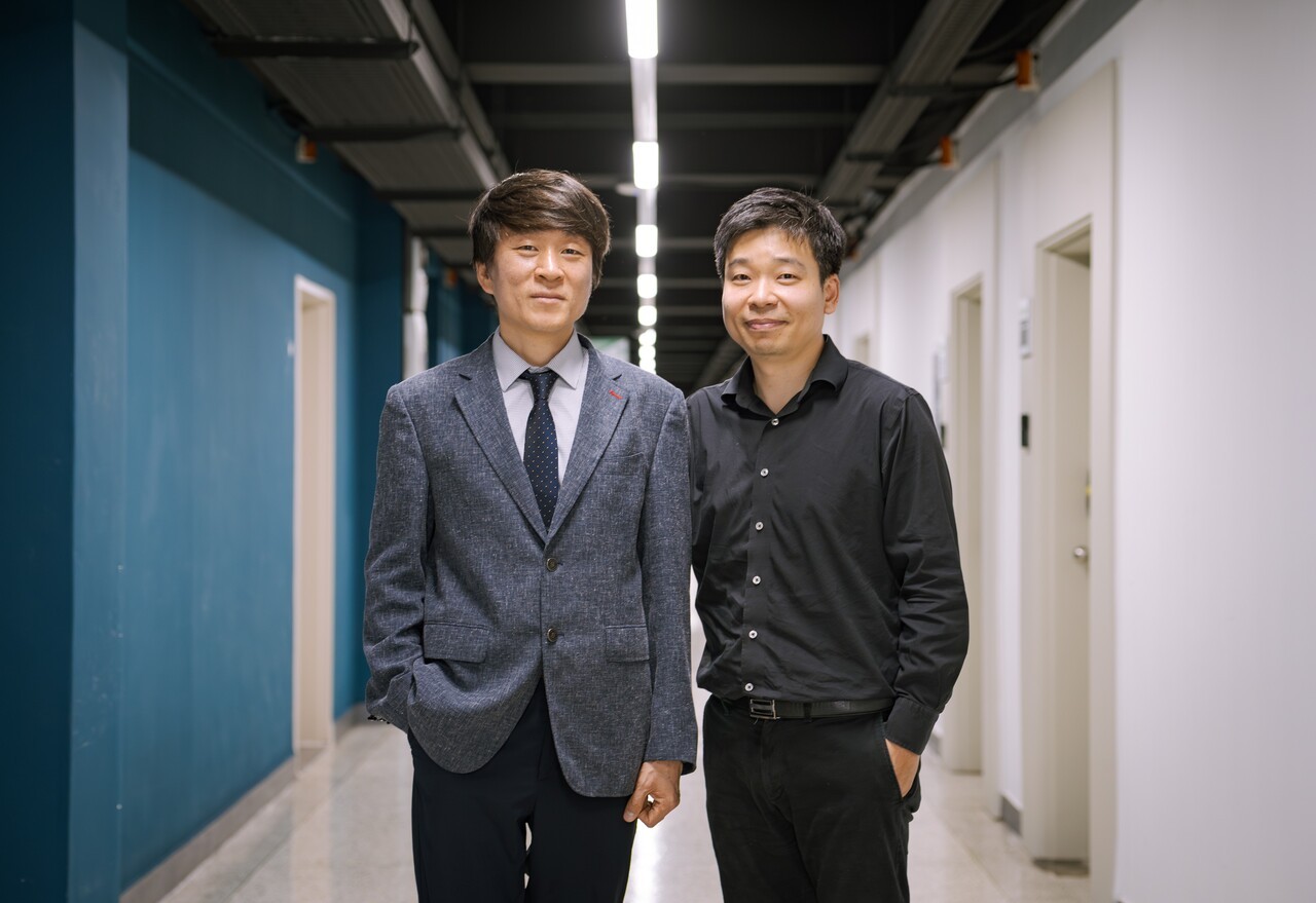 ▲ (왼쪽부터) 성균관대학교 전자전기공학부 조희 (Hee Jo) 박사과정학생, 성균관대학교 전자전기공학부 정조운 (Jo Woon Chong) 교수