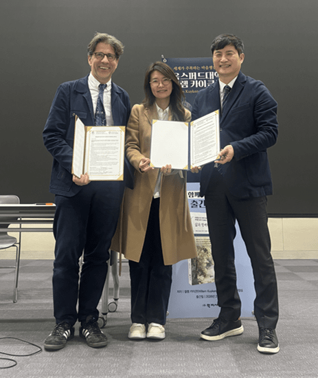 ▲ 본 연구 관련 협약 체결 (왼쪽부터) 옥스퍼드 대학교 윌렘 카이큰(Willem Kuyken) 수, 윤성민 교수, 오하영 교수